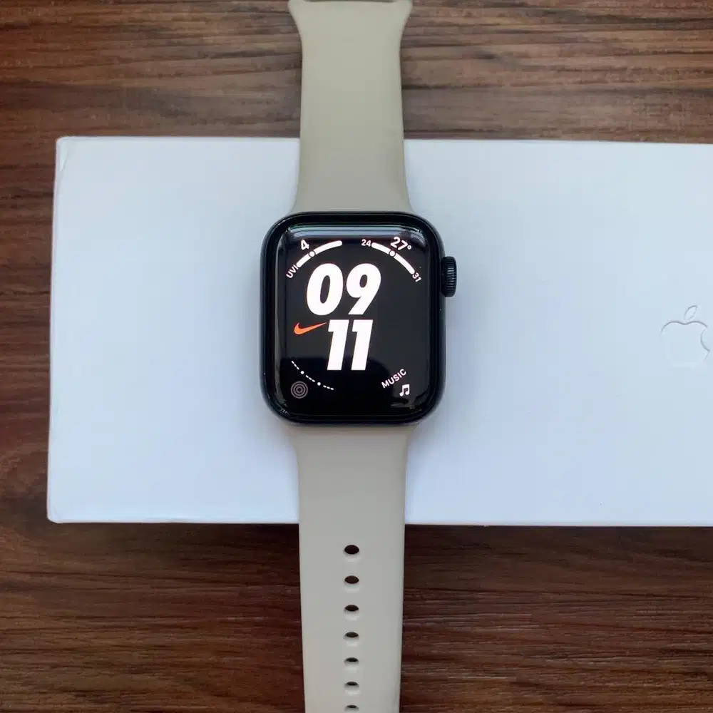 Apple Watch SE 2 40mm Midnight Mulus - Layar Jernih, Baterai Awet