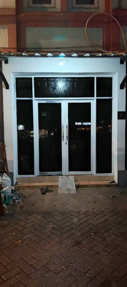 Partisi aluminium kaca