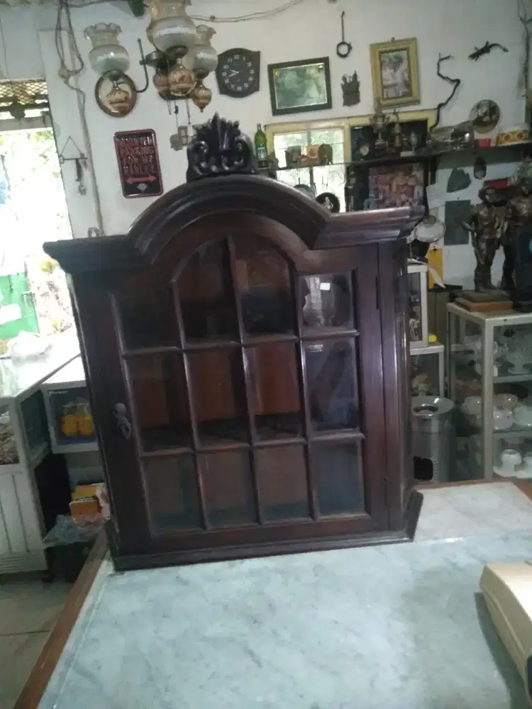 Lemari pajangan gantung