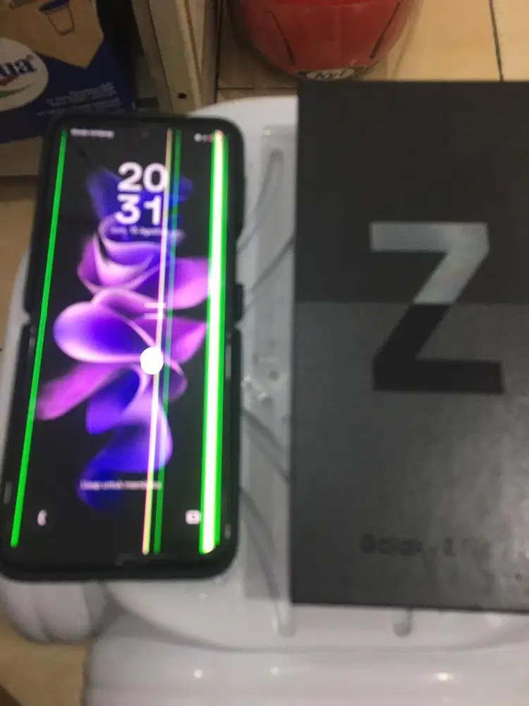 Dijual samsung zflip 3 8/128gb lengkap minus garis lcd