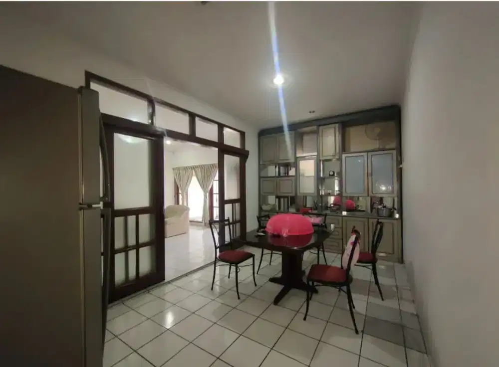 Meja makan dan kursi 4 buah