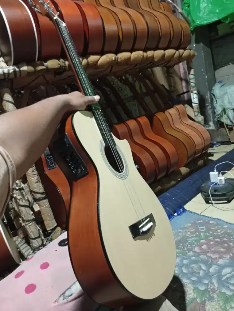 Gitar akustik elektrik pemula