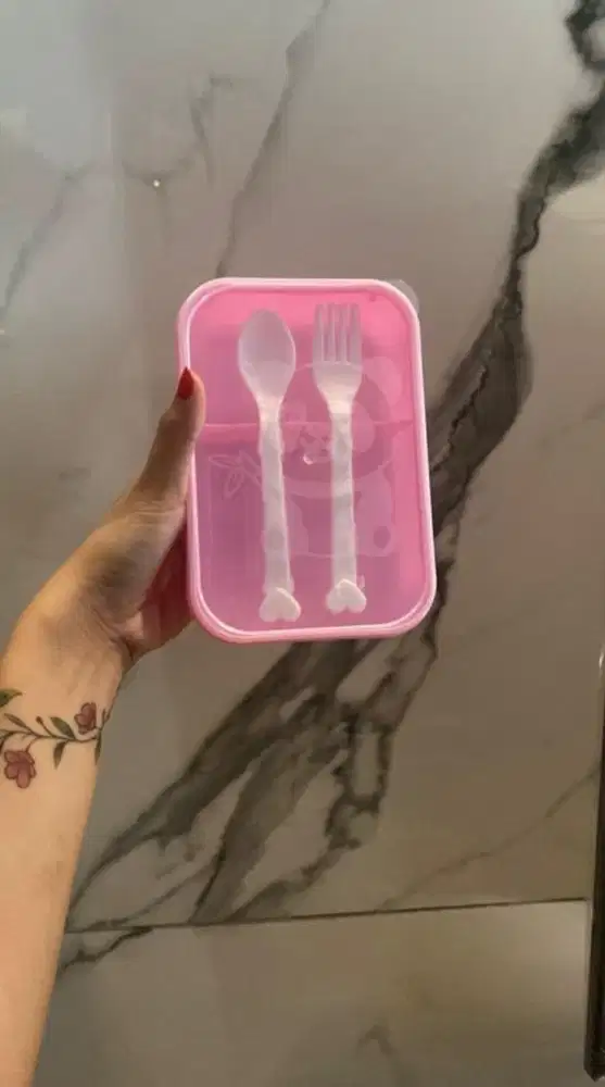 (READY.SIAP.KIRIM) KOTAK MAKAN PINK GRATIS SENDOK & GARPU TERMURAH