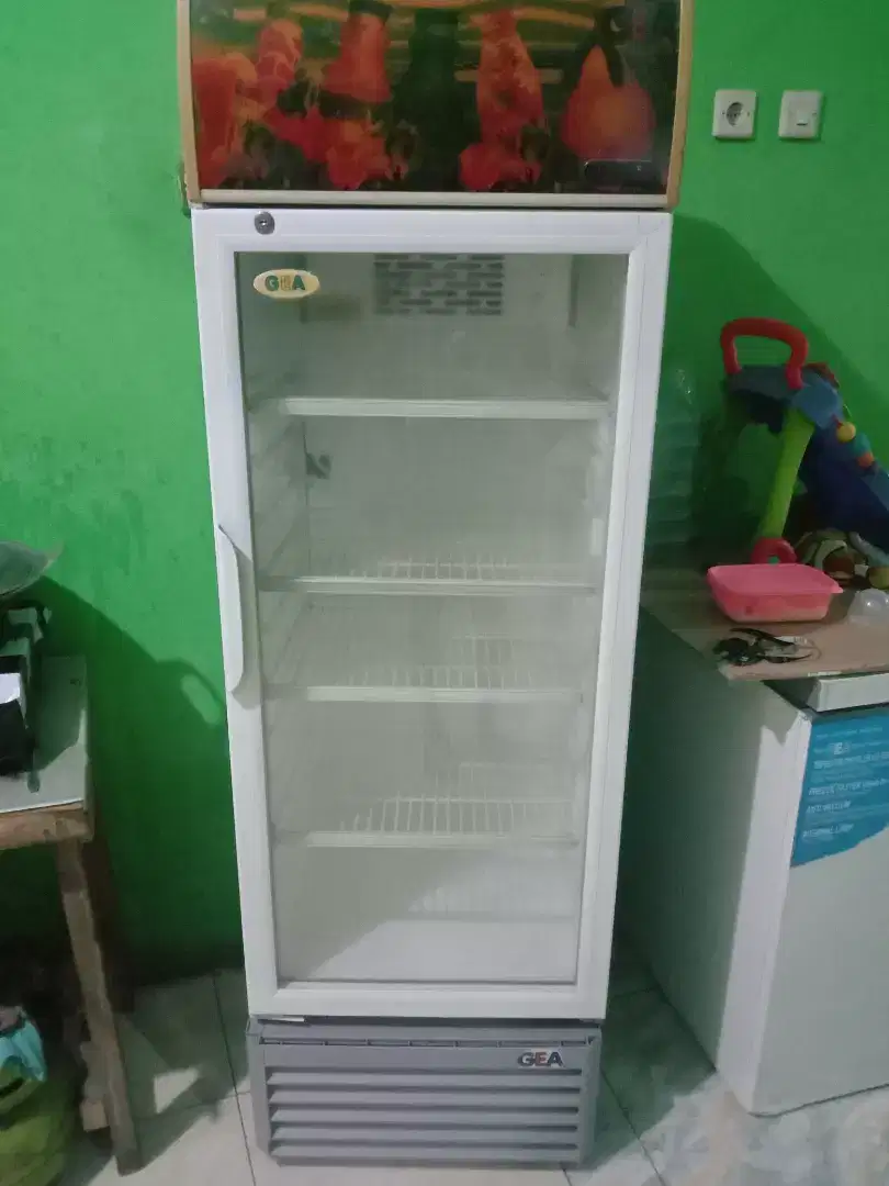 Dijual Showcase Gea