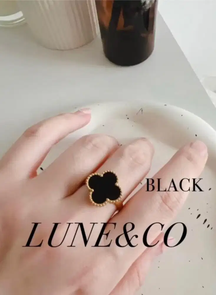 CINCIN.WANITA.CLOVER.BUNGA.WARNA.HITAM.FREESIZE 15MM/12MM TITANIUM
