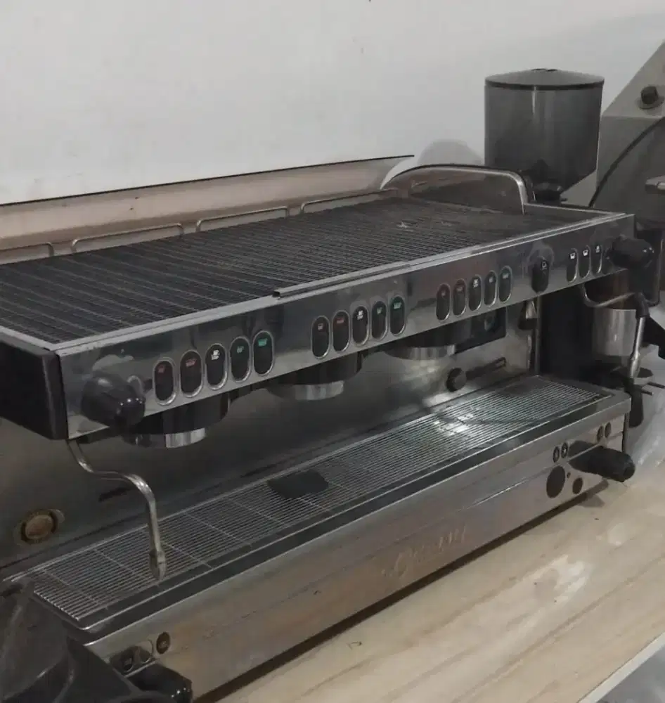 COFFEE MACHINE ESSPRESSO 3 GROUP MERK LA CIMBALI