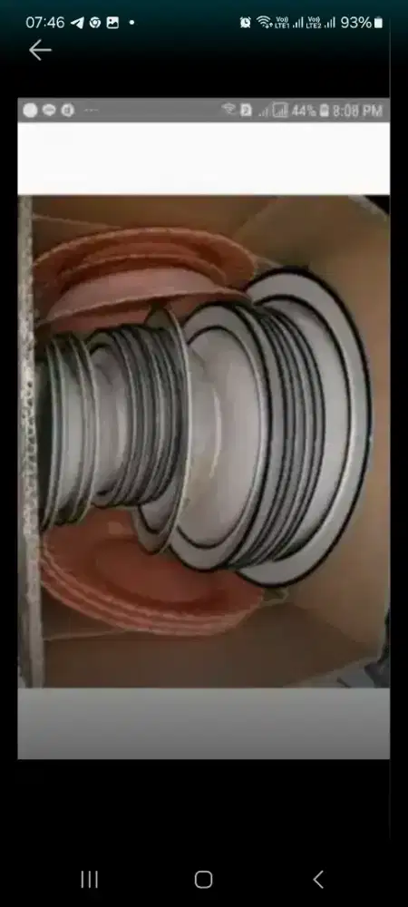 Piring makan set yang warna coklat