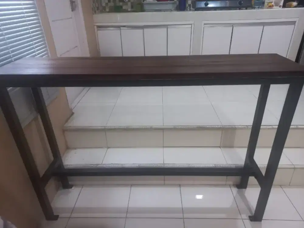 Dijual meja bar dan kursi (informa)