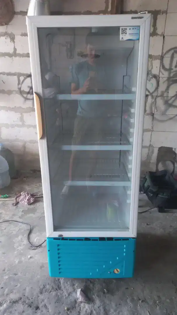 Showcase sharp 1pintu