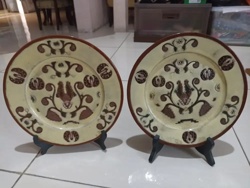 Sepasang piring keramik kembar plus standart diameter 27 cm