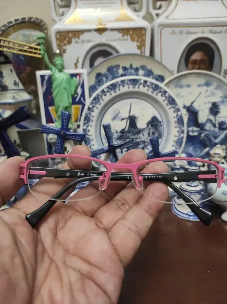 Antik mulus like new kacamata baca anak merk Barbie dari Mattel