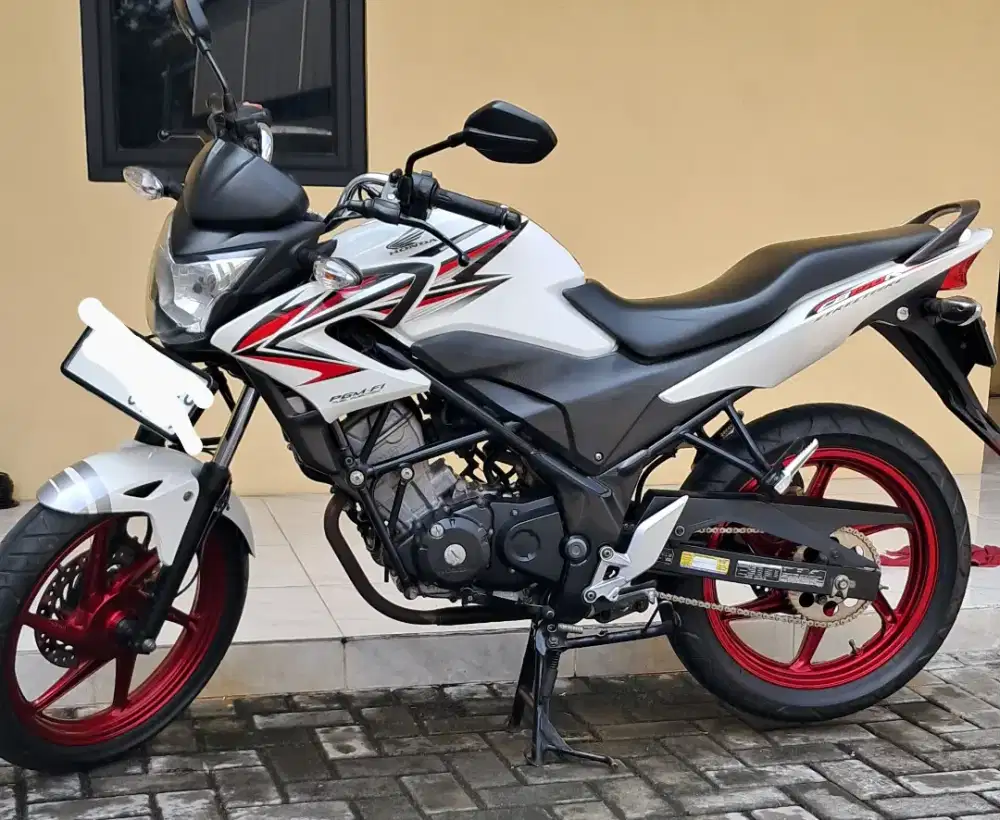 JUAL CEPAT MOTOR HONDA CB150R PUTIH