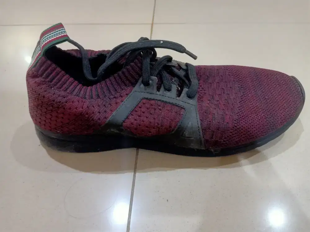 Sepatu santai sneaker