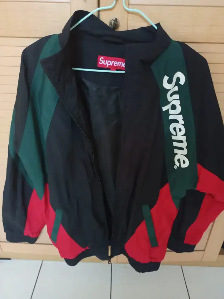 Jaket olahraga supreme kondisi seperti baru ukuran M