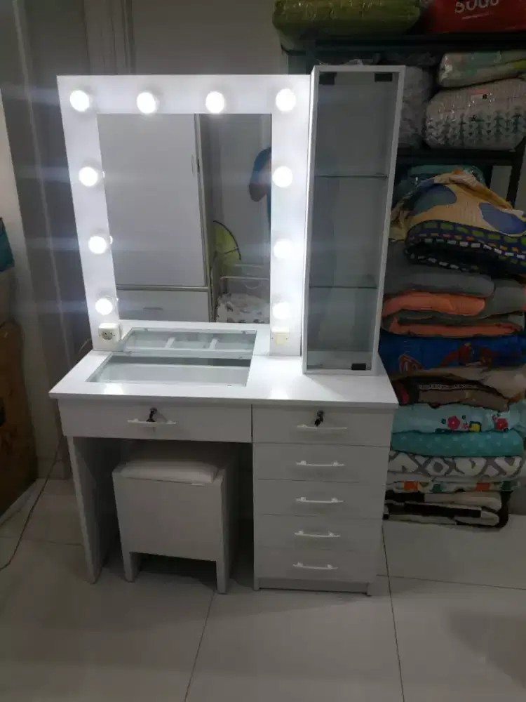 Meja rias lampu led