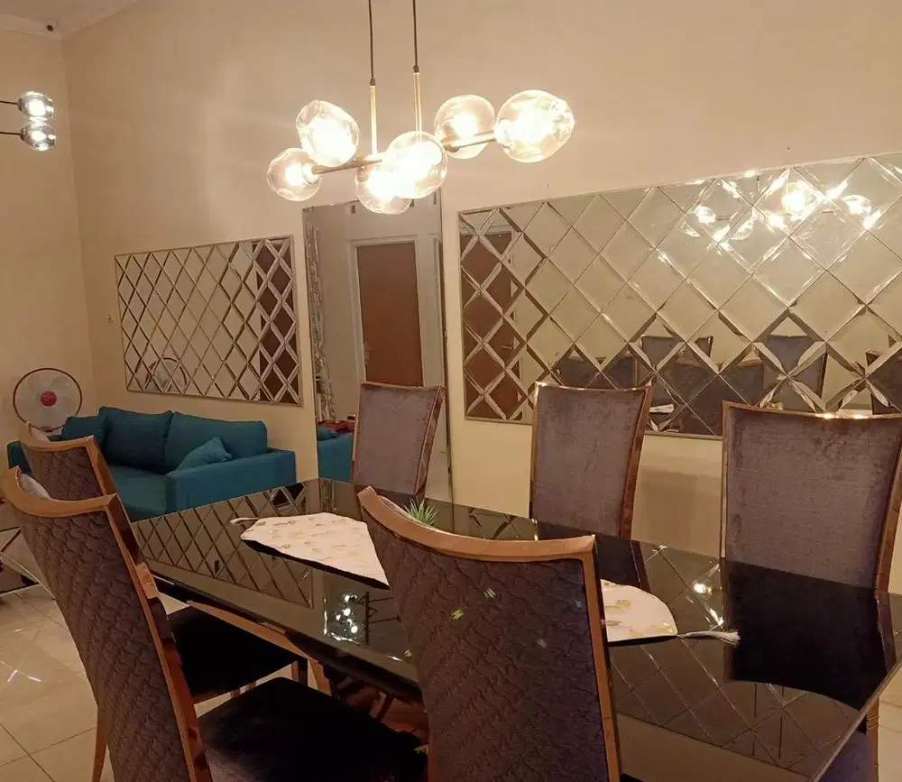 Dijual Meja Makan Eksklusif Merek Informa dan Kursi 6 Unit