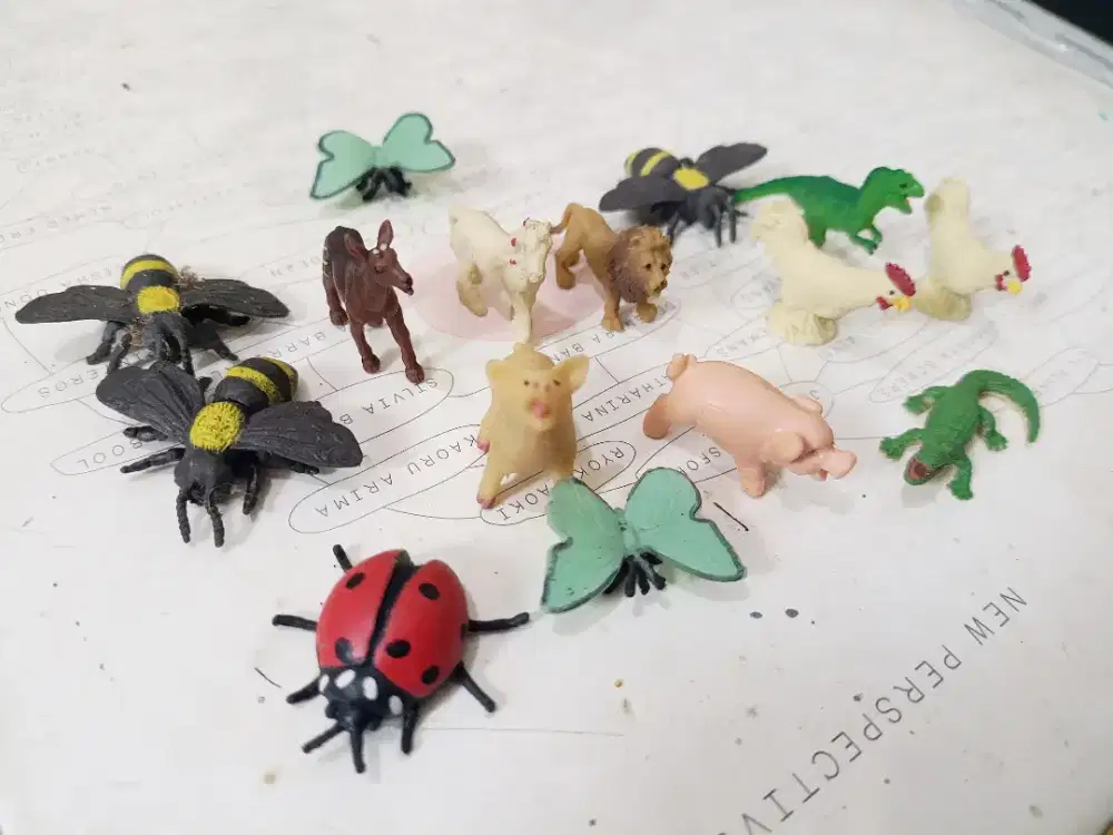 Satu set mainan hewan karet mini