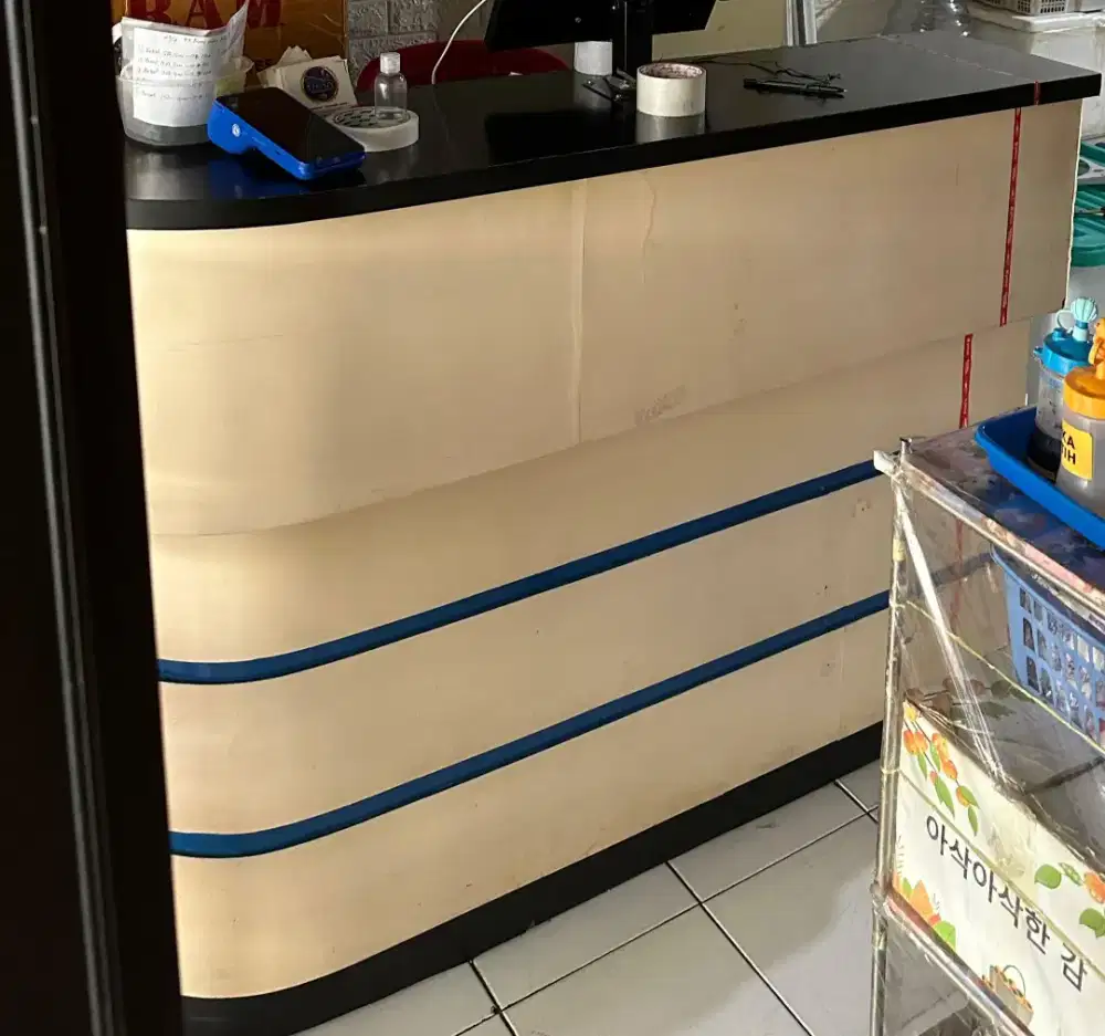 Meja Kasir keadaan baik