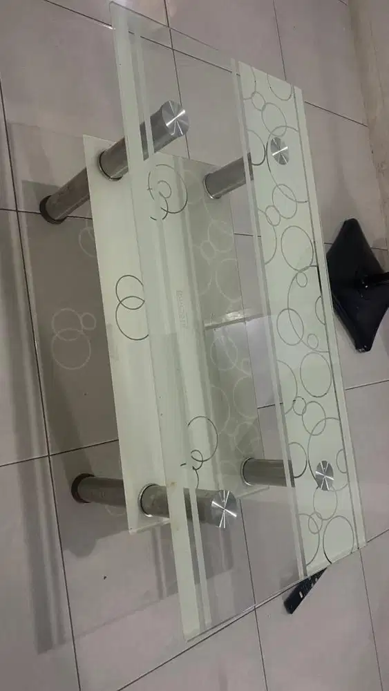 Meja kaca ruang tamu