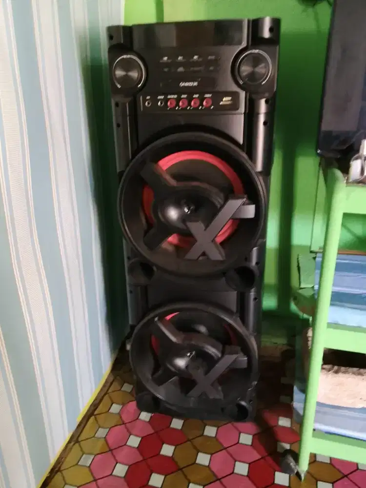 Niko menyalakan bass