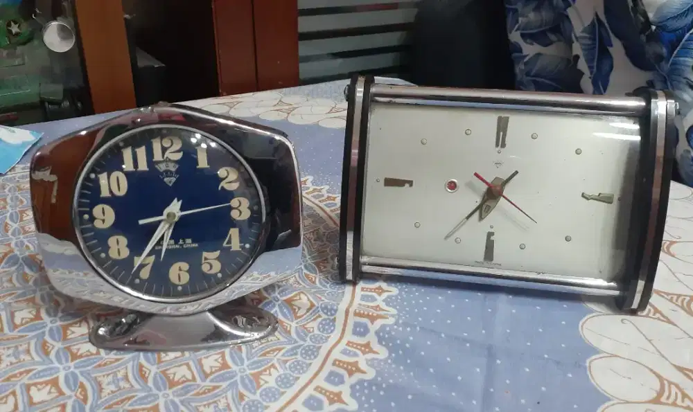 Jam weker antik jadul 2 buah