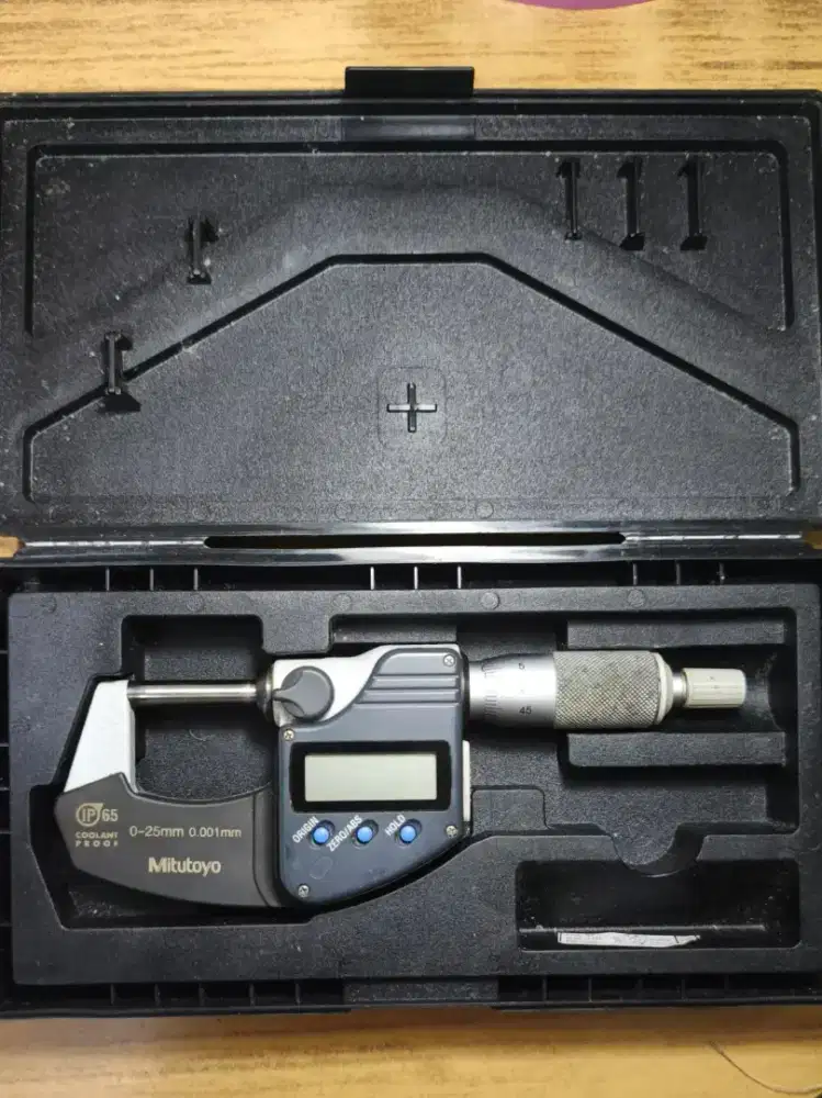 Mitutoyo Digital Micrometer, Large display, IP65, 
Accuracy +/1μm