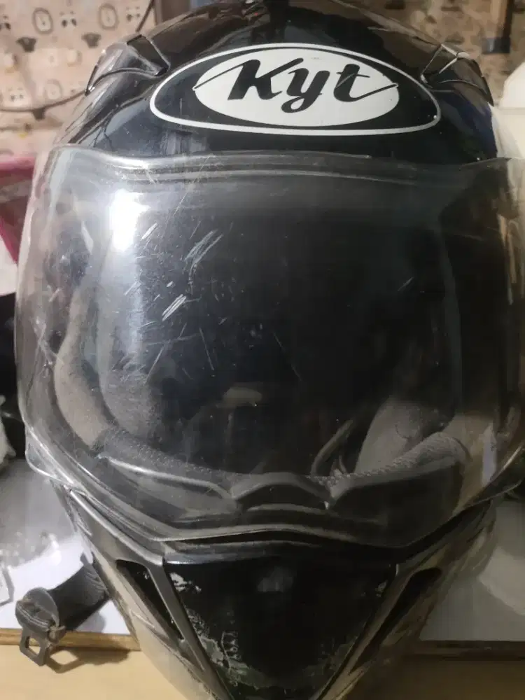 Helm bekas merk kyt