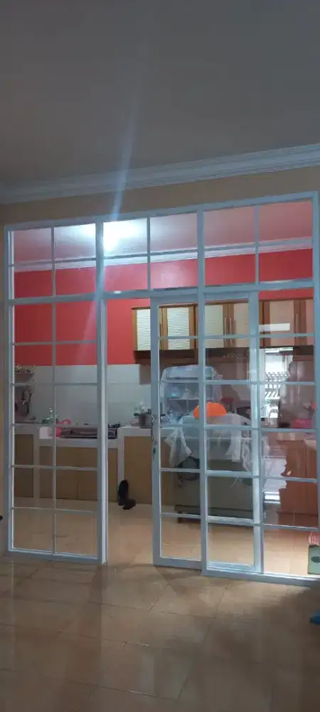 Partisi kaca alumunium