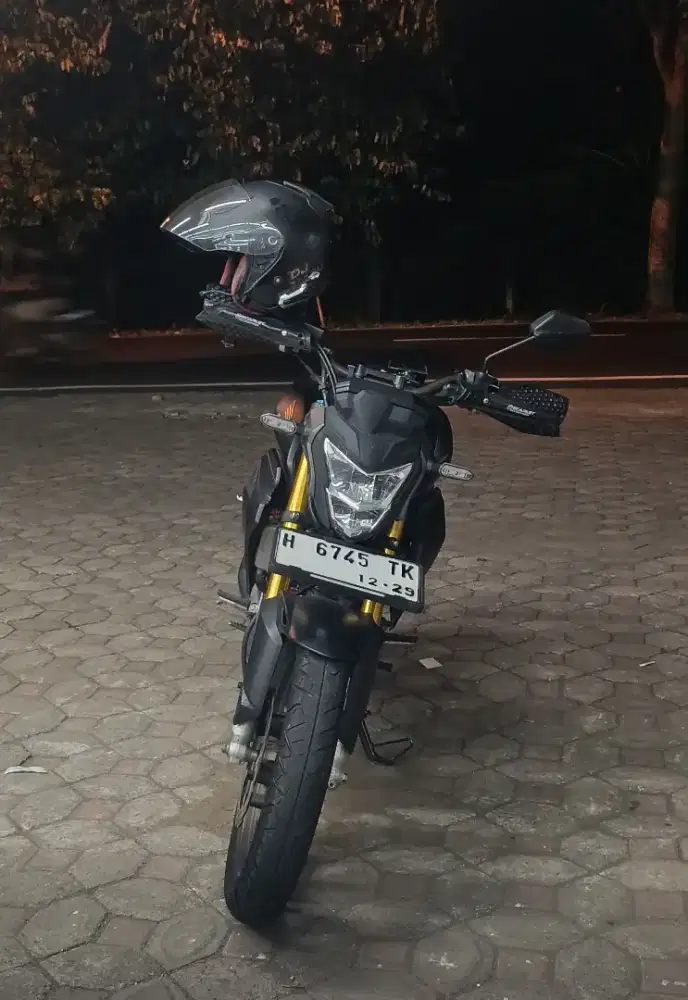 Honda CB150R se warna hitam
