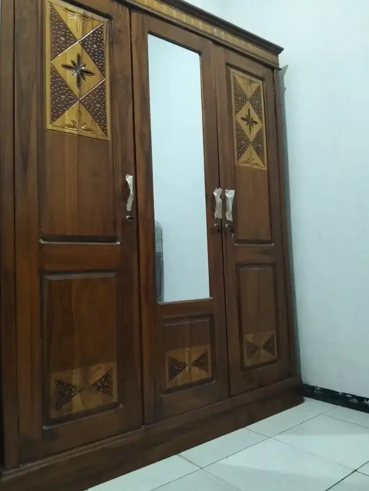 Lemari pakaian 3 pintu ukir Jepara