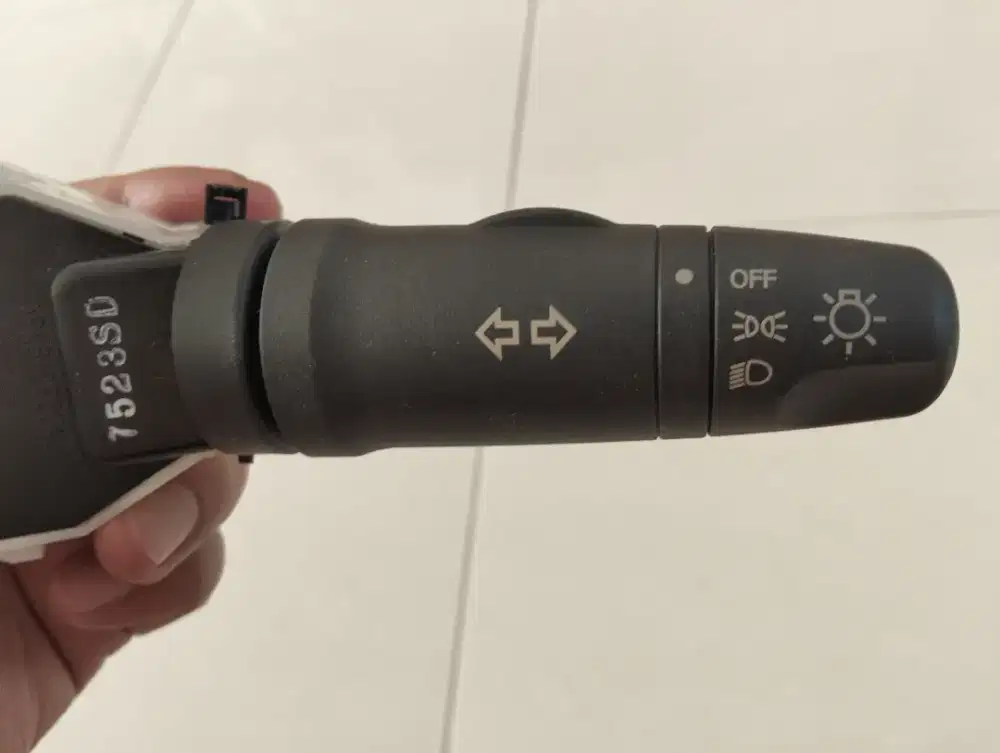 Switch saklar lampu sein mobil Livina