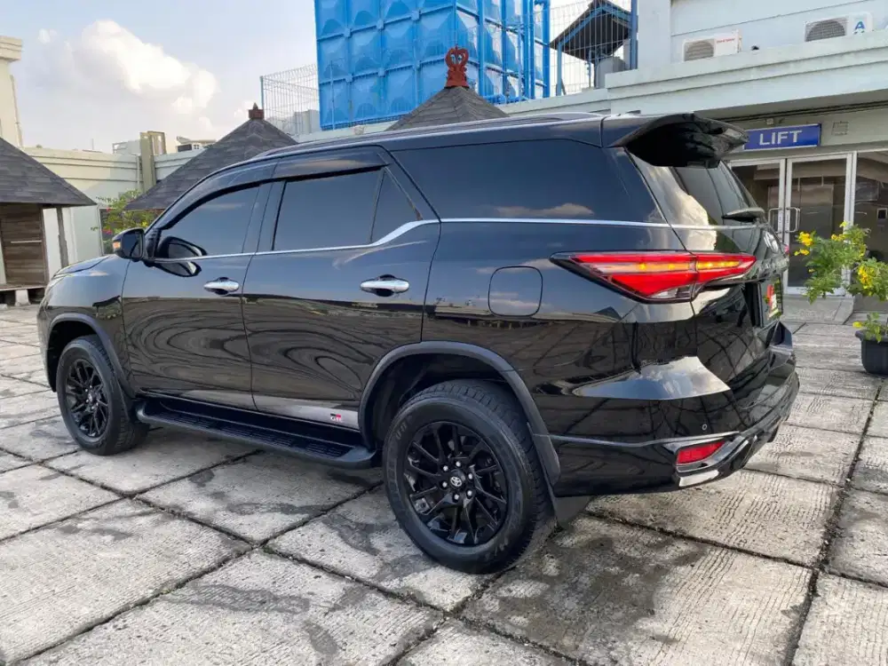 (TDP 58 JUTA) TOYOTA FORTUNER GR 2.8 2022 AT HITAM
