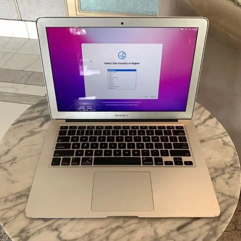 Laptop MacBook Air 2015 13 Inch RAM 8GB SSD 128GB Mulus & Siap Pakai!
