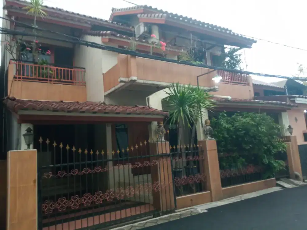 Rumah Dijual Murah 2 lantai jalan 2 Mobil