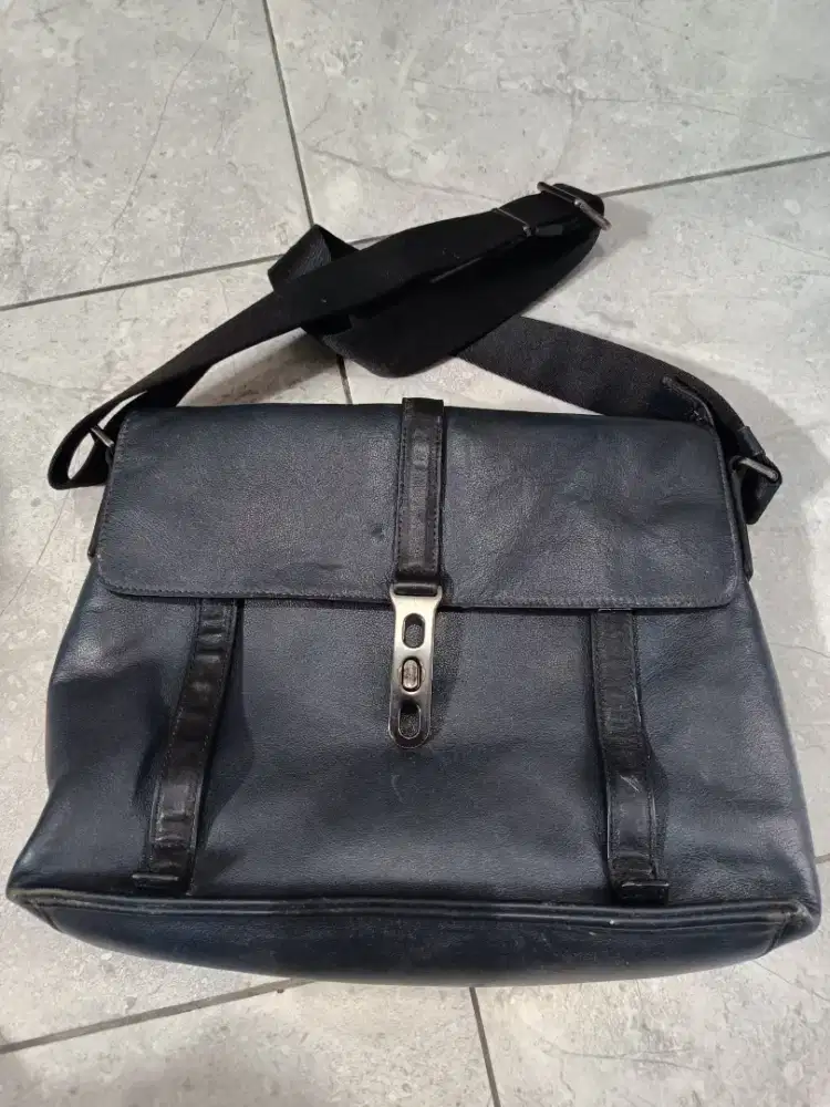 Tas Sling bag kulit merek Condotti still good condition