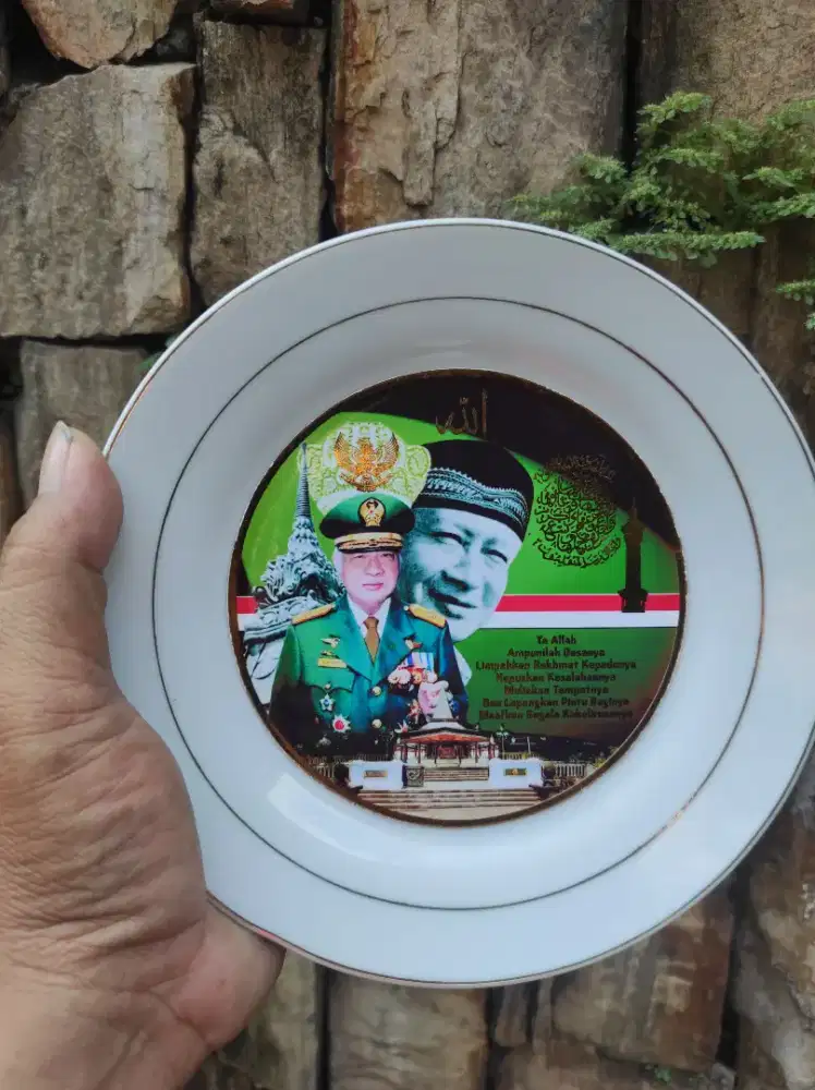 Antik piring keramik souvenir tahlil 100 hari RI 1 ke 2 Soeharto mulus