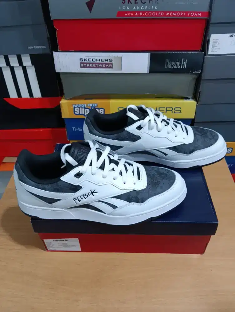 Sepatu Reebok Black Top