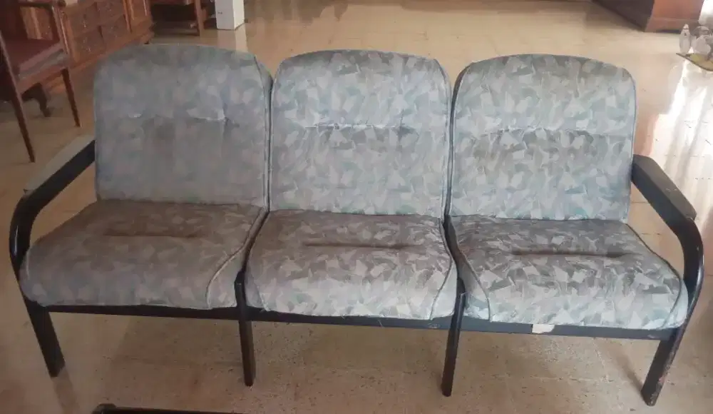 DIJUAL MURAH!! Satu set sofa merk Ligna. Busa empuk. Bisa nego.
