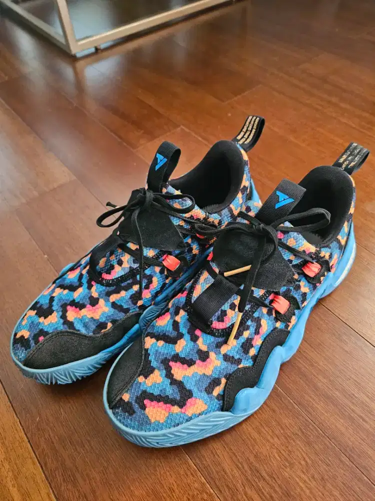 Adidas basketball Rayford Trae Young signature (sepatu basket)