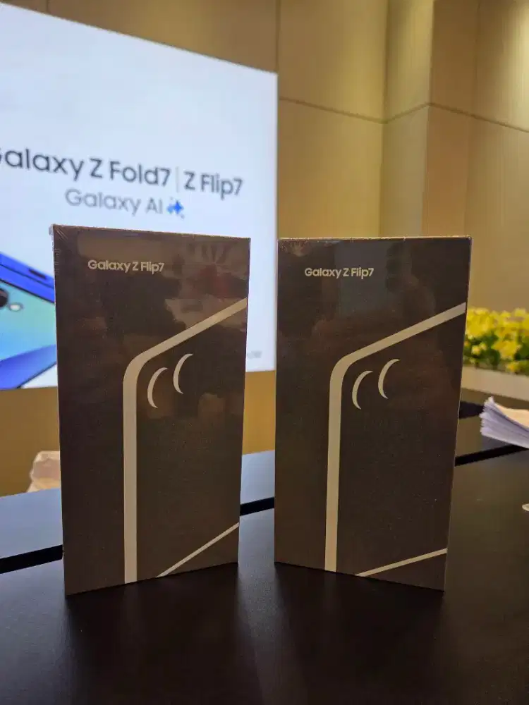 SAMSUNG GALAXY ZFLIP 7 FREE 1X PERGANTIAN LAYAR