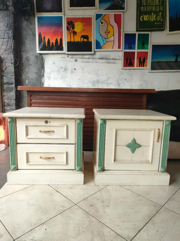 Sepasang Nakas Kayu Solid Berat