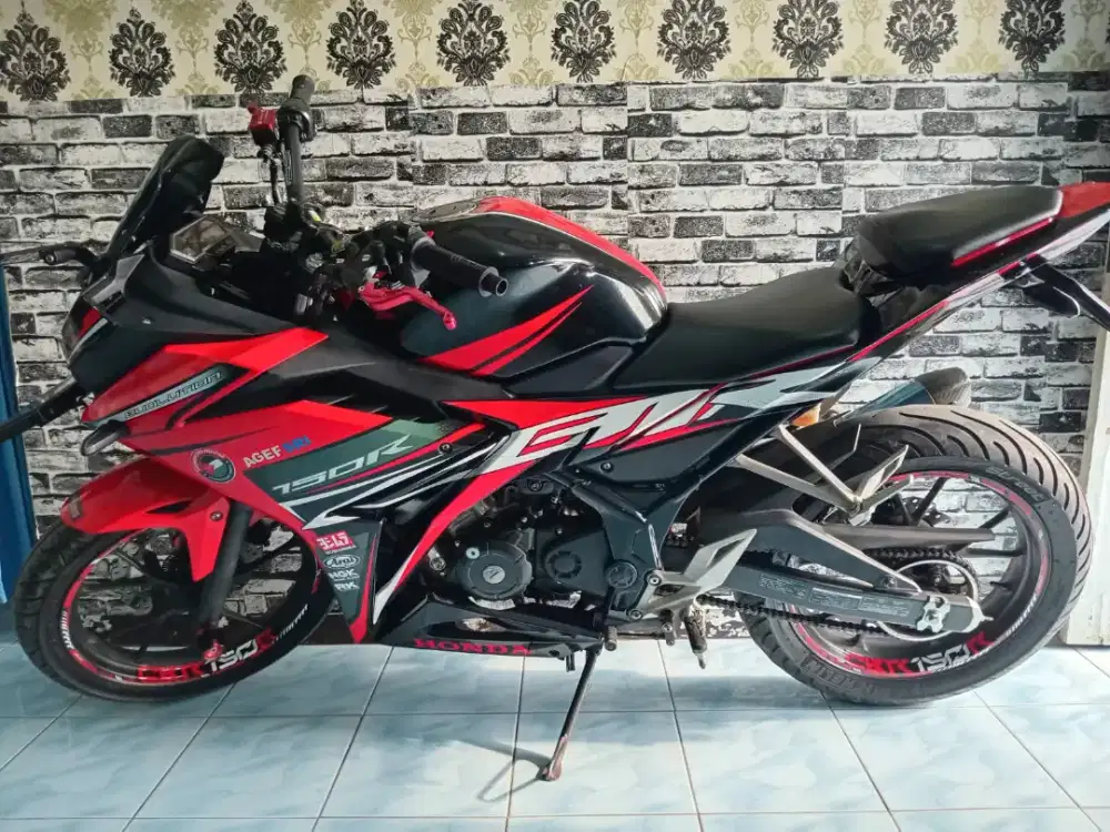 Jual motor honda cbr 150 pemakain sendiri tangan pertama dari baru