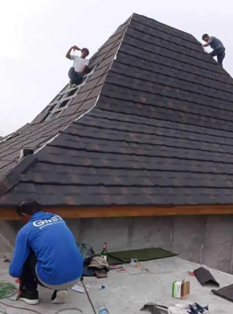 Baja ringan dan plafon PVC terpasang