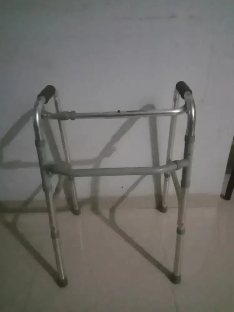 Walker kaki empat/pegangan kaki empat