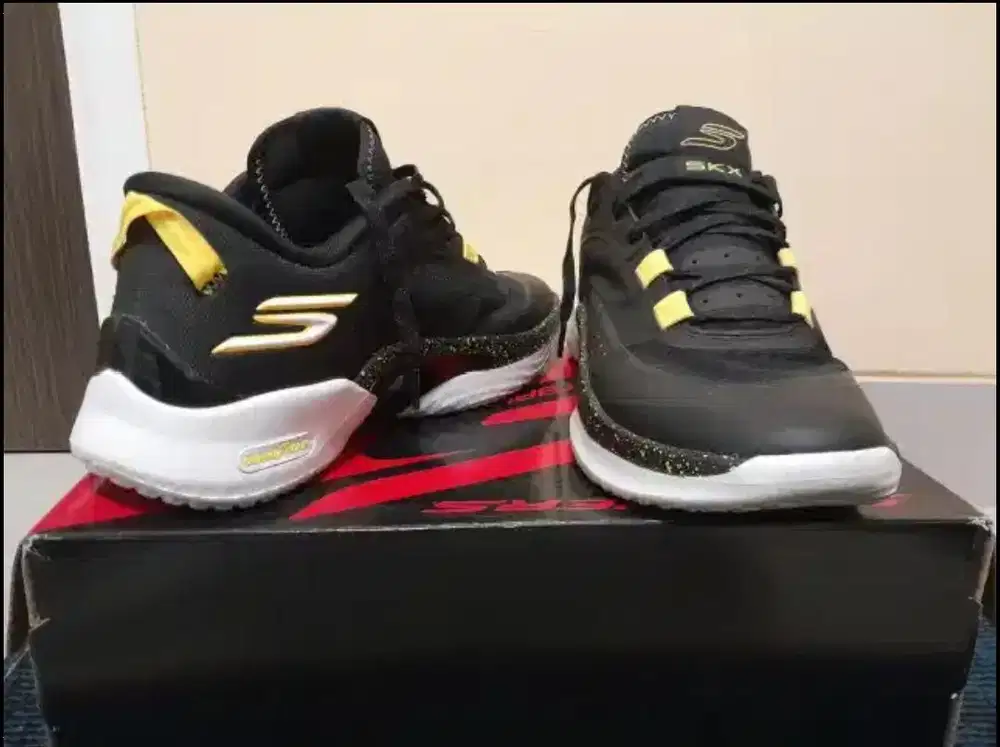 Sepatu sketchers limited