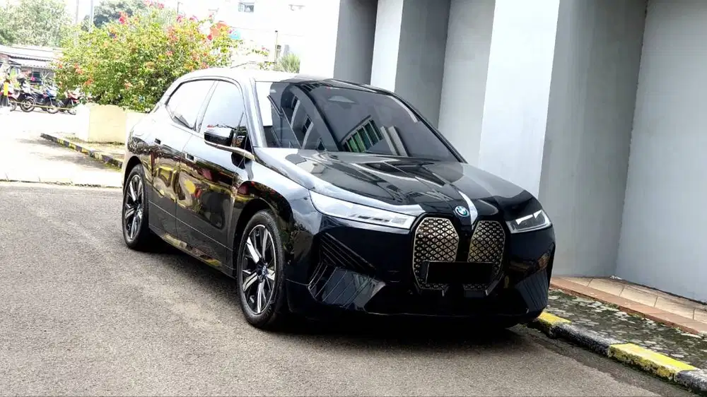[ LOW KM 10RB ] BMW iX xDrive x Drive 40 AT Hitam Metalik 2023/2024