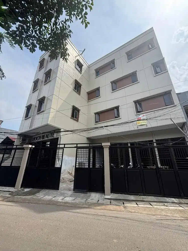 Jual Kost Baru Full 42 kamar Premium + 5 Kios , Pinggir jalan Utama