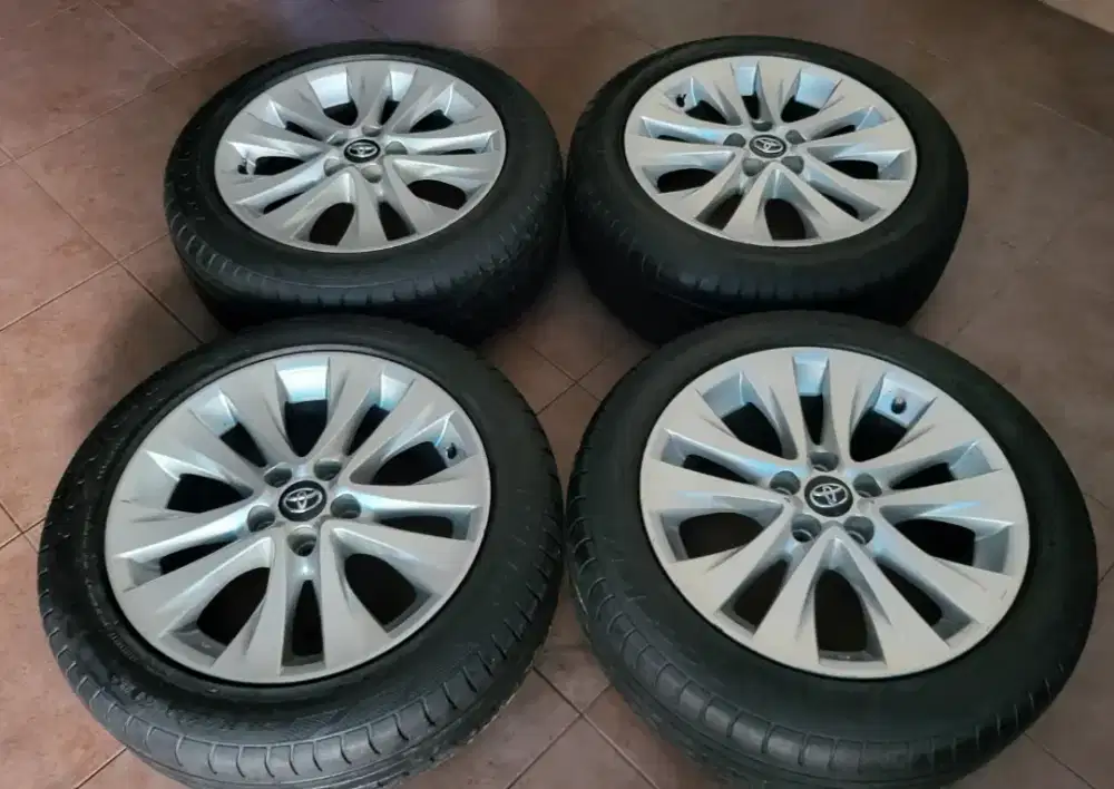 Velg R18 Toyota Alphard velfire pcd 5x114 ban accelera PHI 235 50 18