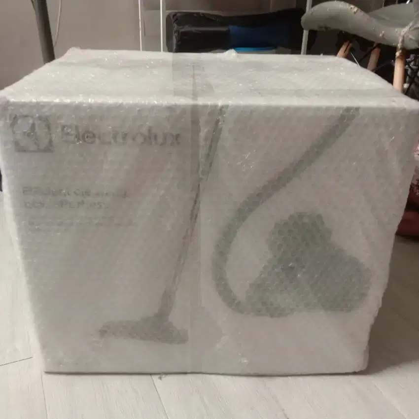 Vacum Cleaner Electrolux EC31-2BB dan AC Sharp 1 PK