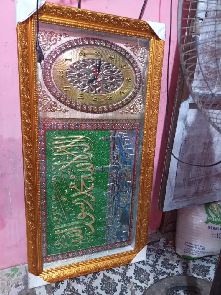 Hiasan dinding kaligrafi dan jam